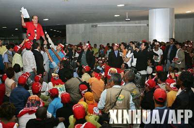 巴西農民闖入議會 24人受傷300人被捕