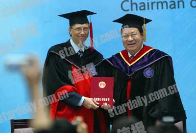 蓋茨戴清華博士帽 智答學(xué)子問(wèn)題