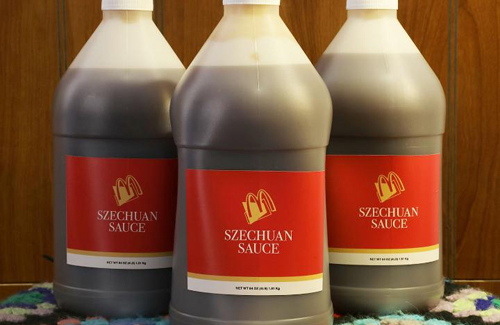 為了爭奪這一小包四川辣醬，美國人民甚至驚動了警察