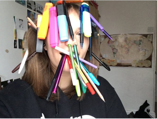 期末備考太無(wú)聊 英網(wǎng)友玩“插筆挑戰(zhàn)”