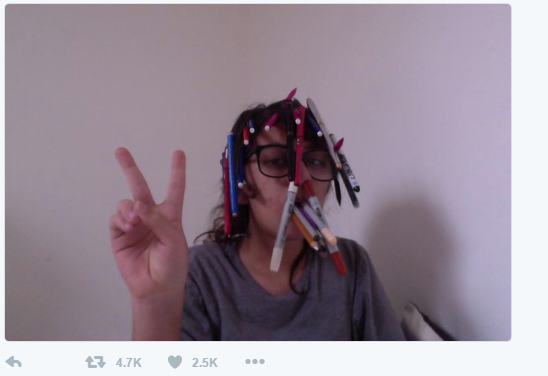 期末備考太無(wú)聊 英網(wǎng)友玩“插筆挑戰(zhàn)”