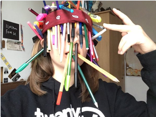 期末備考太無(wú)聊 英網(wǎng)友玩“插筆挑戰(zhàn)”