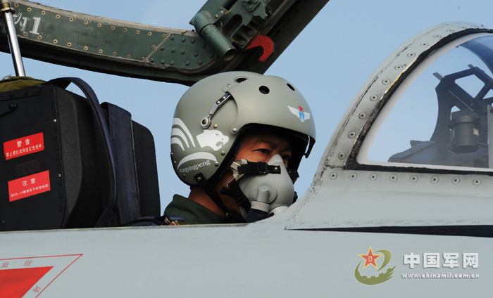 我軍赴俄參演戰機首訓 飛行員頭盔涂豹頭圖案