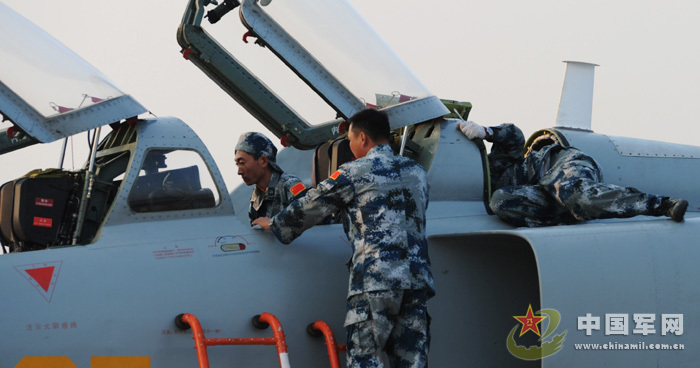 我軍赴俄參演戰機首訓 飛行員頭盔涂豹頭圖案