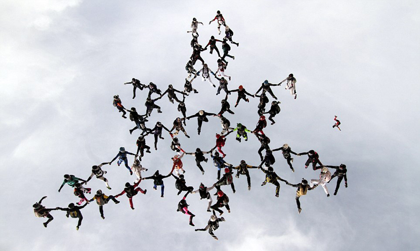 65名女子5000米高空垂直跳傘創紀錄