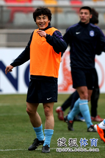 泰達對陣鋼巴天津主場舉行默哀儀式