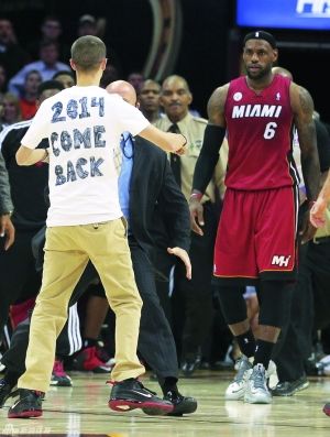 騎士球迷沖入球場(chǎng)呼喚詹姆斯：我們想你，回來(lái)吧