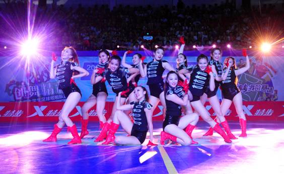 特步足球啦啦隊精彩亮相《天天向上》欄目