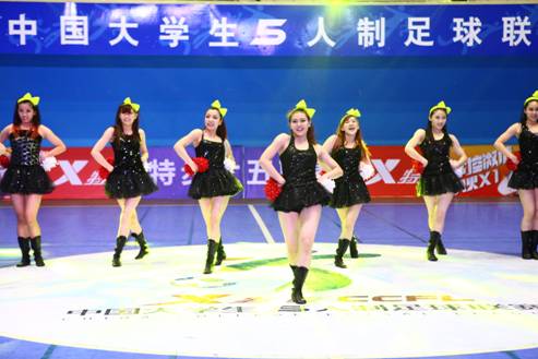 特步足球啦啦隊精彩亮相《天天向上》欄目