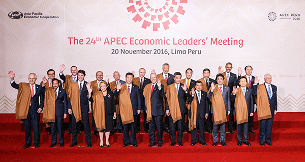 Xi makes speech at APEC leaders informal meeting